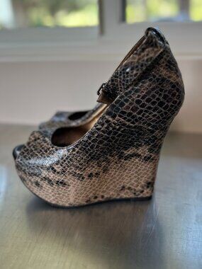 Cathy Jean "extreme wedge" peep toe faux snakeskin 6" heels size 9